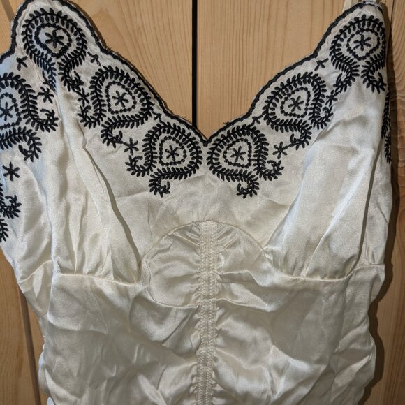 Boston Proper Silk Camisole Size 8 Scalloped Hem Side Zip Close Embroidered - Picture 3 of 9